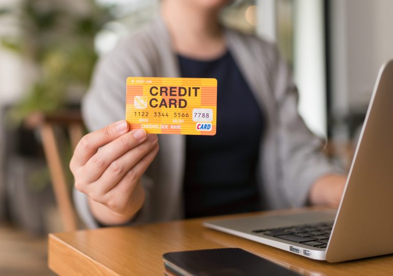 カフェの女性　商業施設イメージ　撮影協力：T