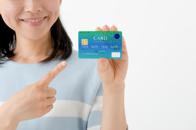女性　クレジットカード