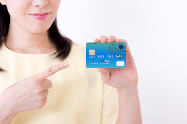 女性　クレジットカード