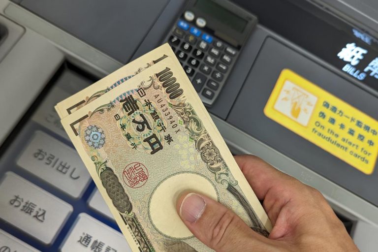 ATMお金引き出し