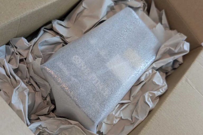 森森買取 商品を緩衝材で包んでダンボールへ梱包